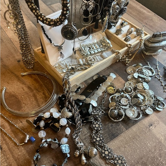 “Classy Lady” - Elegant Silver and Black Jewelry Set - Picture 11 of 16